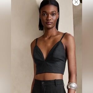 NWT Banana Republic Black V Neck Linen Crop Top
Sz 6 Classic, Elegant